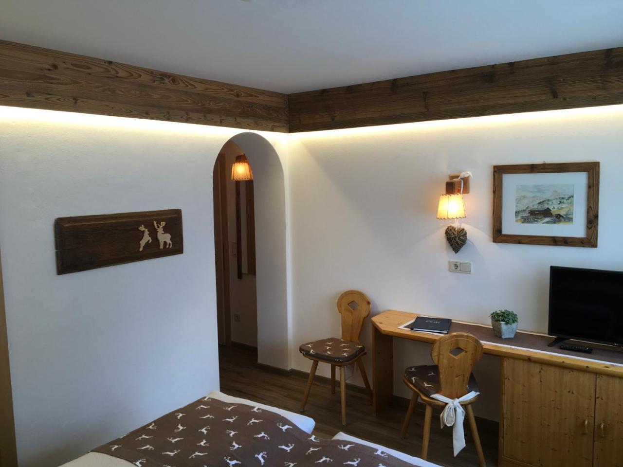 Garni Raetia Hotel Corvara In Badia Exterior photo